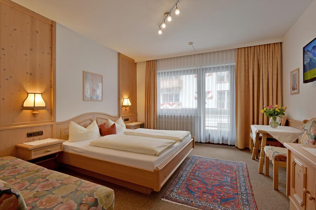 Hotel Garni Jennewein Майерхофен Стая снимка